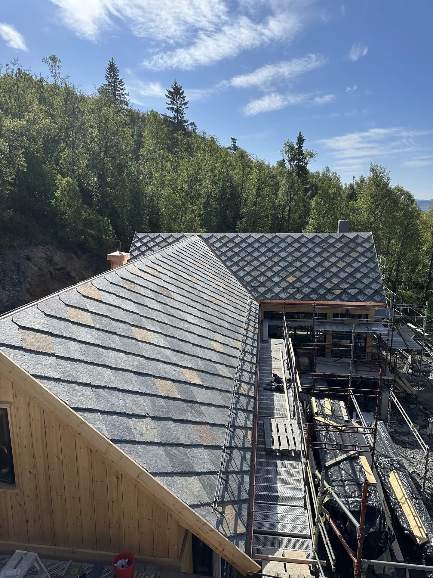 Skifertak under bygging i skogsterreng