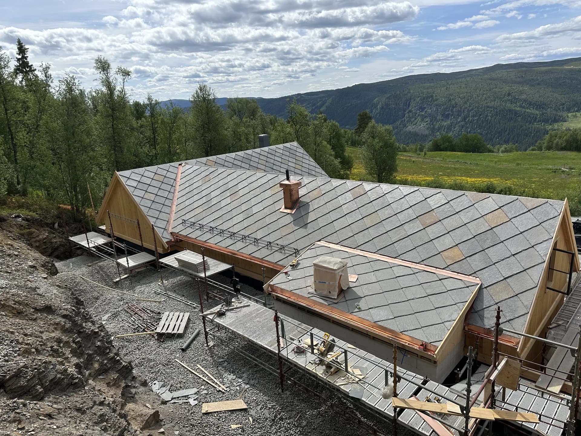 Skifertak med utsikt over fjellandskap